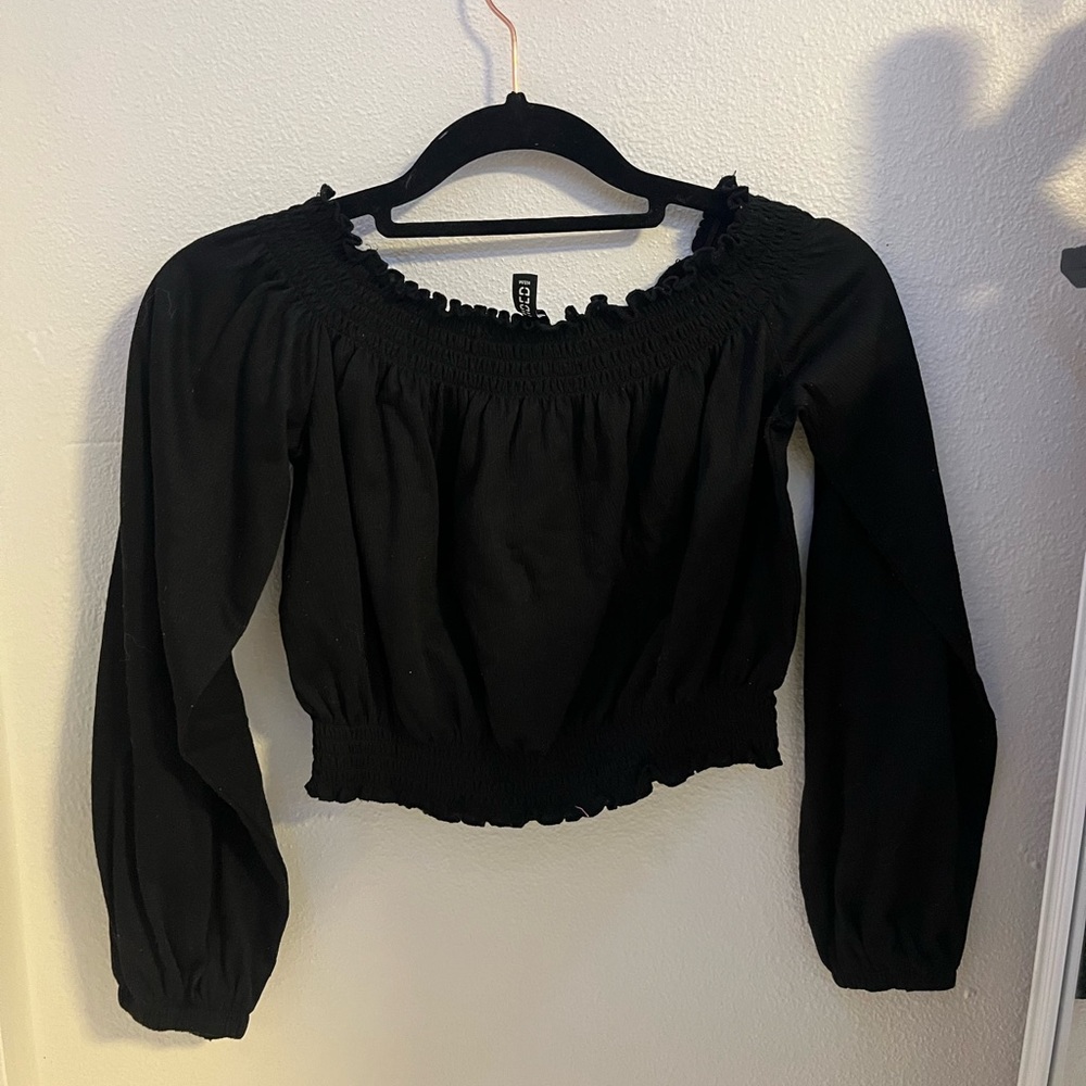 Black off the shoulder, flowy long sleeve!